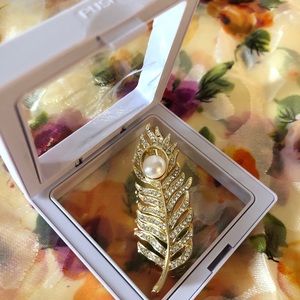 🌸🌸 New Brooch in box